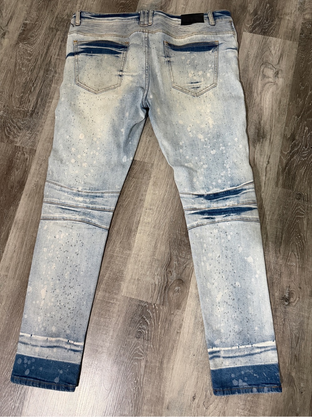 Light Wash Men's Jeans with Bleach-Splatter Detail